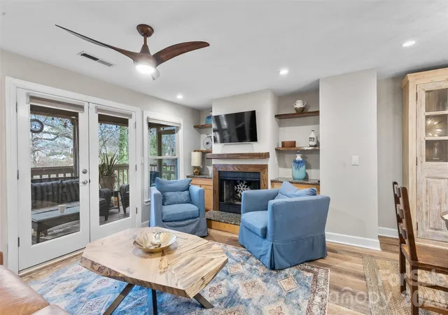 Photo 4 of Townhouse for sale at 13820 Queens Harbor Rd, Charlotte, NC 28278 | MLS# 4418333 | Listing updated on 2026-10-03