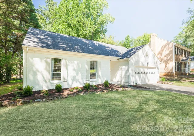 Photo 2 of Sale Pending at 8805 Golf Ridge Dr, Charlotte, NC 28277 | MLS# 4418369 | Listing updated on 2026-08-29