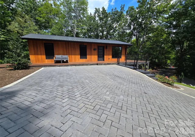 Photo 3 of Single family home for sale at 272 Bluebird Rd, Lake Lure, NC 28746 | MLS# 4418403 | Listing updated on 2026-08-31