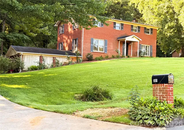 Photo 1 of Single family home for sale at 301 Starmount Dr, Statesville, NC 28677 | MLS# 4418408 | Listing updated on 2026-08-29