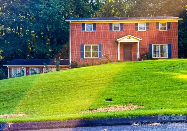 Photo 2 of Single family home for sale at 301 Starmount Dr, Statesville, NC 28677 | MLS# 4418408 | Listing updated on 2026-08-29