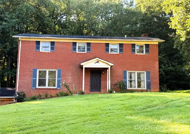 Photo 3 of Single family home for sale at 301 Starmount Dr, Statesville, NC 28677 | MLS# 4418408 | Listing updated on 2026-08-29