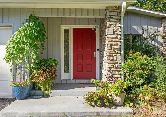 Photo 1 of Single family home for sale at 110 Aurora Dr, Asheville, NC 28805 | MLS# 4418435 | Listing updated on 2026-09-04