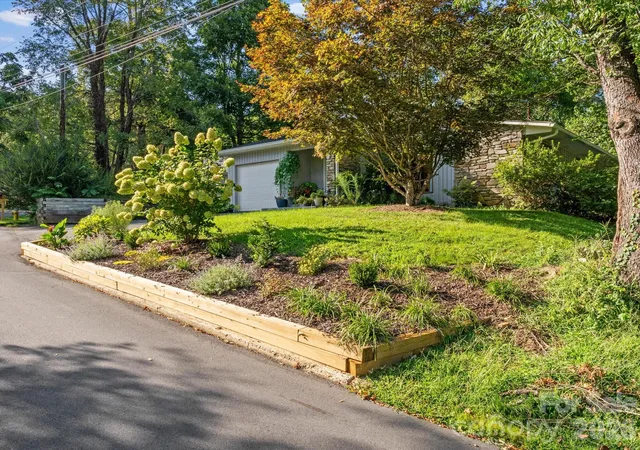 Photo 3 of Single family home for sale at 110 Aurora Dr, Asheville, NC 28805 | MLS# 4418435 | Listing updated on 2026-09-04