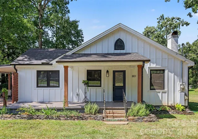 Photo 3 of Single family home for sale at 801 W Catawba Ave, Mount Holly, NC 28120 | MLS# 4418473 | Listing updated on 2026-09-22