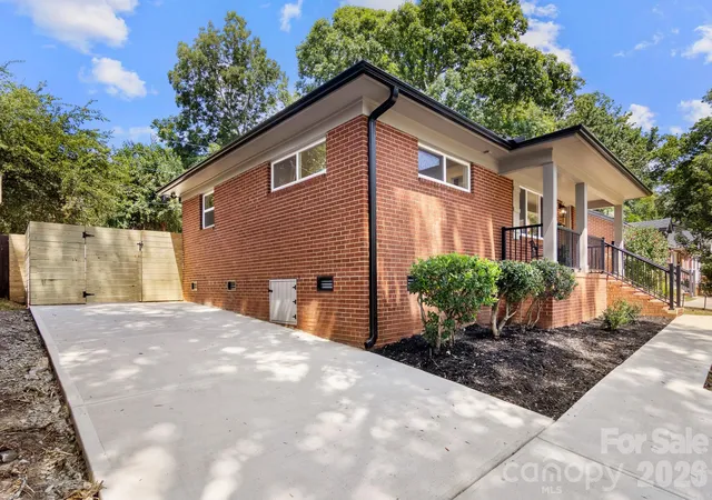 Photo 3 of Single family home for sale at 546 W Kingston Ave, Charlotte, NC 28203 | MLS# 4418497 | Listing updated on 2026-09-18