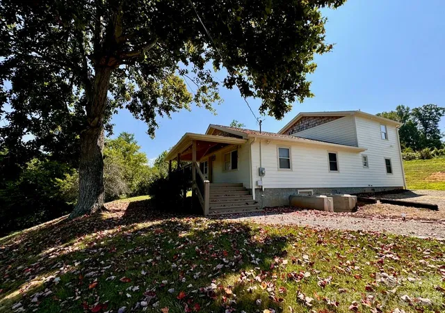 Photo 3 of Single family home for sale at 255 Dix Creek No 1 Rd, Leicester, NC 28748 | MLS# 4418528 | Listing updated on 2026-08-28