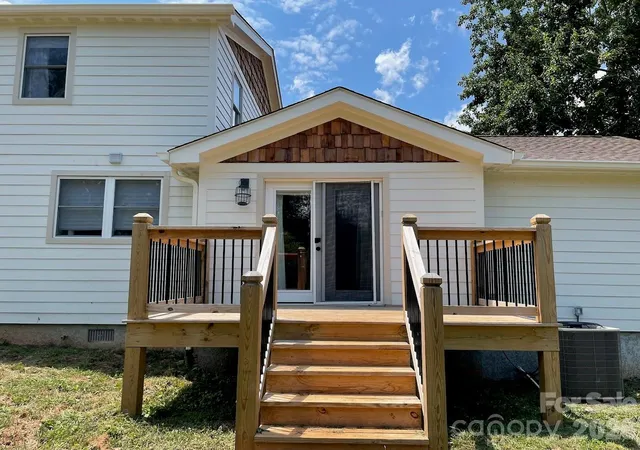 Photo 5 of Single family home for sale at 255 Dix Creek No 1 Rd, Leicester, NC 28748 | MLS# 4418528 | Listing updated on 2026-08-28