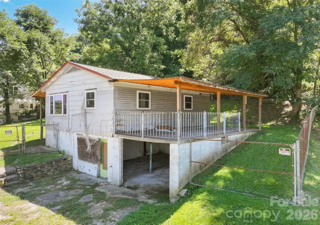 Photo 1 of Single family home for sale at 24 Vine St, Canton, NC 28716 | MLS# 4418530 | Listing updated on 2026-09-08