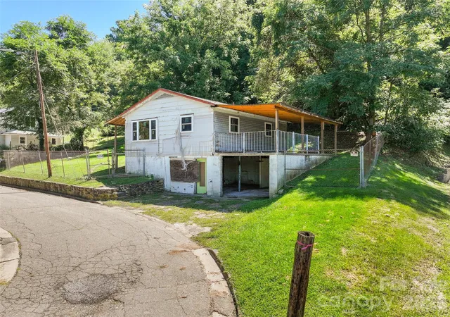 Photo 2 of Single family home for sale at 24 Vine St, Canton, NC 28716 | MLS# 4418530 | Listing updated on 2026-09-08