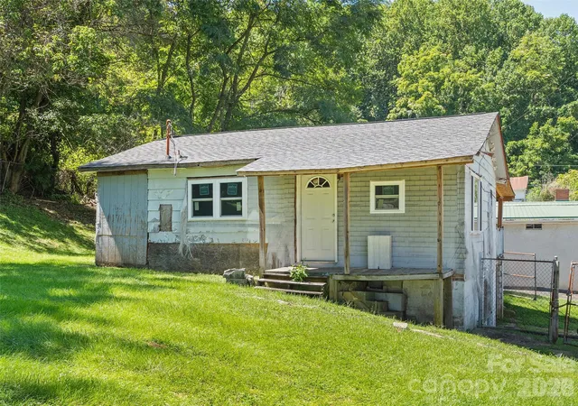 Photo 2 of Single family home for sale at 24 Vine St, Canton, NC 28716 | MLS# 4418530 | Listing updated on 2026-09-08