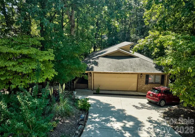 Photo 1 of Single family home for sale at 9 Cove Rd, Lake Wylie, SC 29710 | MLS# 4418625 | Listing updated on 2026-08-29
