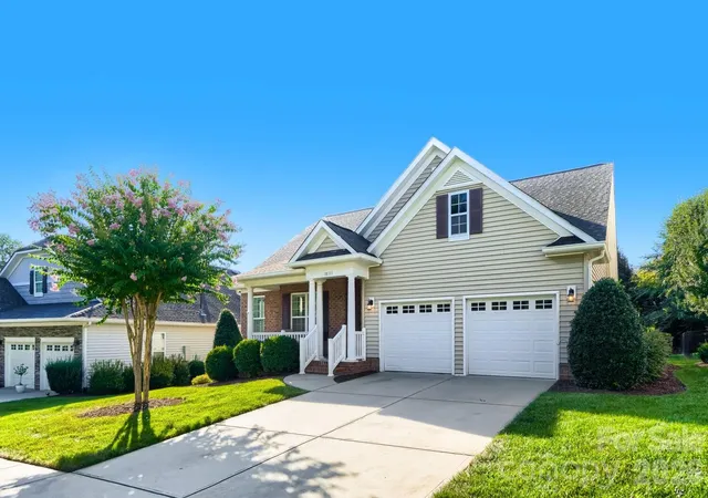 Photo 2 of Single family home for sale at 18311 Glenealy Dr, Cornelius, NC 28031 | MLS# 4418635 | Listing updated on 2026-10-29