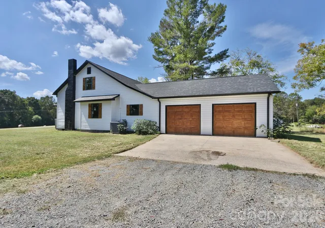 Photo 3 of Single family home for sale at 1826 N Oak Ridge Church Rd, Yadkinville, NC 27055 | MLS# 4418658 | Listing updated on 2026-09-30