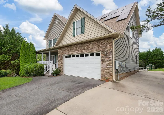 Photo 2 of Single family home for sale at 4 Lancaster Ln, Weaverville, NC 28787 | MLS# 4418663 | Listing updated on 2026-10-04