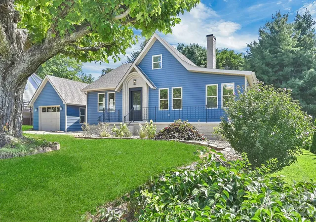 Photo 1 of Single family home for sale at 34 Long View Dr, Burnsville, NC 28714 | MLS# 4418705 | Listing updated on 2026-08-28