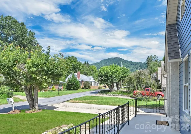 Photo 3 of Single family home for sale at 34 Long View Dr, Burnsville, NC 28714 | MLS# 4418705 | Listing updated on 2026-08-28