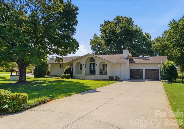 Photo 2 of Single family home for sale at 332 Shoreline Loop, Mooresville, NC 28117 | MLS# 4418767 | Listing updated on 2026-10-08