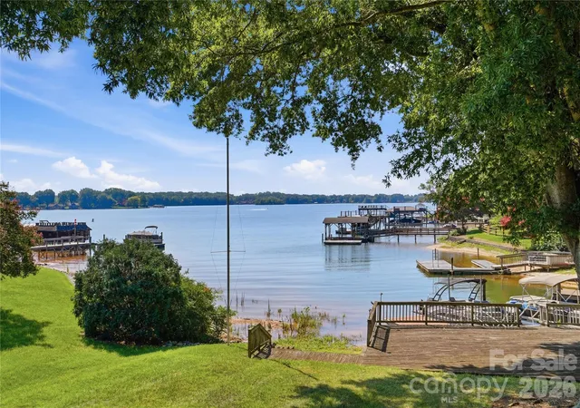 Photo 4 of Single family home for sale at 332 Shoreline Loop, Mooresville, NC 28117 | MLS# 4418767 | Listing updated on 2026-10-08