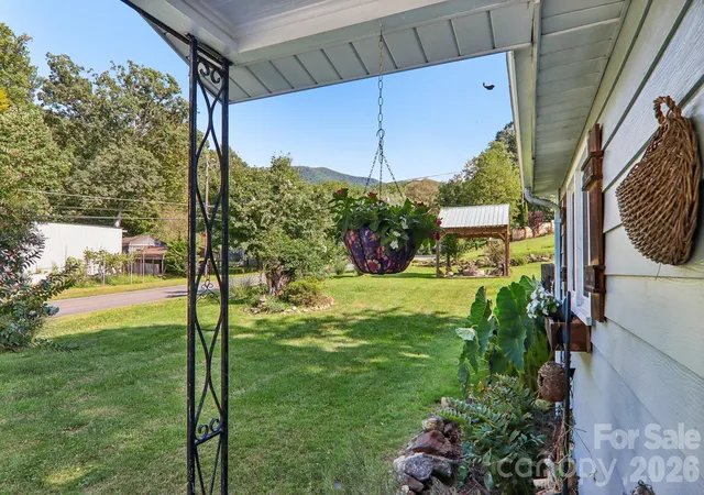 Photo 2 of Single family home for sale at 550 Lickstone Rd, Waynesville, NC 28786 | MLS# 4418798 | Listing updated on 2026-10-06
