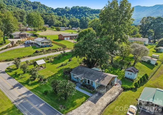 Photo 3 of Single family home for sale at 550 Lickstone Rd, Waynesville, NC 28786 | MLS# 4418798 | Listing updated on 2026-10-06
