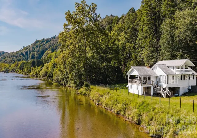 Photo 1 of Single family home for sale at 1380 Hwy 19a Hwy, Whittier, NC 28789 | MLS# 4418824 | Listing updated on 2026-08-28