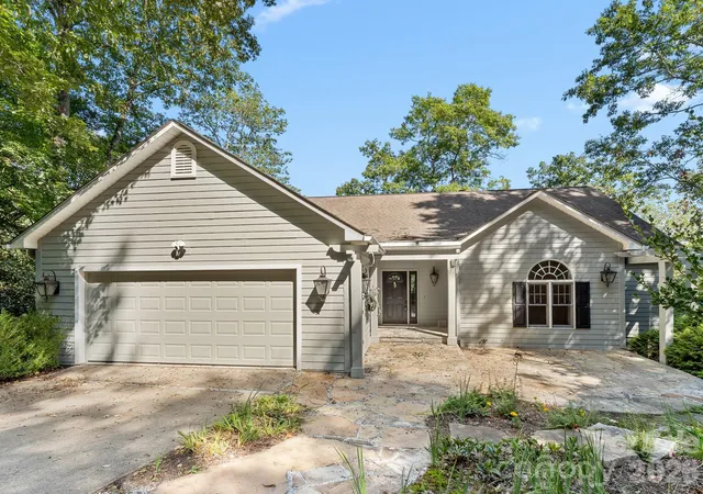Photo 2 of Single family home for sale at 1001 Stone Dr, Brevard, NC 28712 | MLS# 4418852 | Listing updated on 2026-09-20