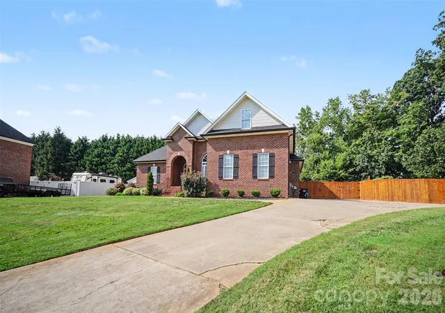Photo 3 of Single family home for sale at 2013 Buckthorn Ct, Gastonia, NC 28056 | MLS# 4418859 | Listing updated on 2026-10-08