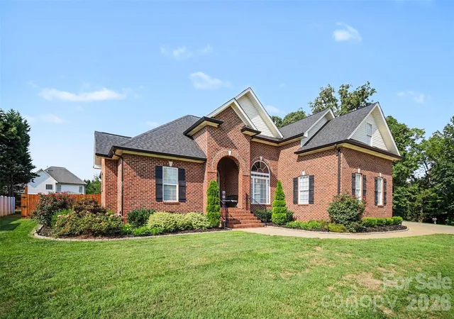Photo 3 of Single family home for sale at 2013 Buckthorn Ct, Gastonia, NC 28056 | MLS# 4418859 | Listing updated on 2026-10-08