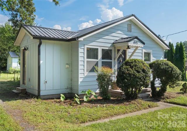 Photo 2 of Single family home for sale at 1042 Old Us 70 Hwy Hwy, Black Mountain, NC 28711 | MLS# 4418866 | Listing updated on 2026-09-01