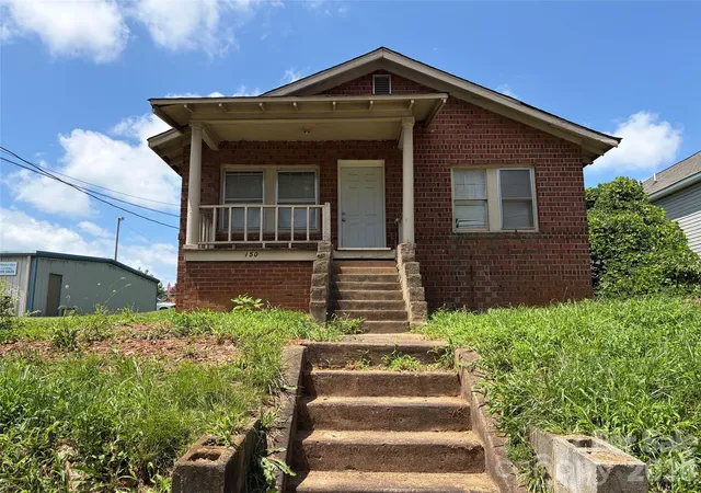 Photo 1 of Single family home for sale at 150 Woodlawn Dr, Statesville, NC 28677 | MLS# 4418894 | Listing updated on 2026-09-02