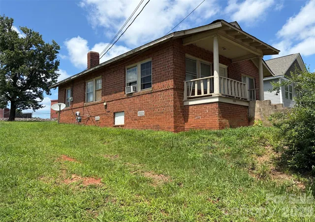 Photo 3 of Single family home for sale at 150 Woodlawn Dr, Statesville, NC 28677 | MLS# 4418894 | Listing updated on 2026-09-02