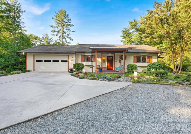 Photo 2 of Single family home for sale at 374 Riverside Est Rd, Brevard, NC 28712 | MLS# 4418900 | Listing updated on 2026-09-29