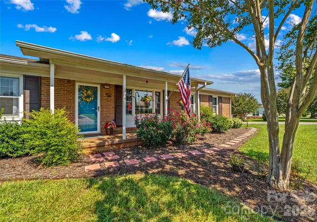 Photo 2 of Single family home for sale at 306 S Greenbriar Rd, Statesville, NC 28625 | MLS# 4418906 | Listing updated on 2026-10-07