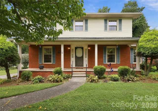 Photo 1 of Single family home for sale at 1641 Camelot Dr, Hendersonville, NC 28739 | MLS# 4418926 | Listing updated on 2026-10-06