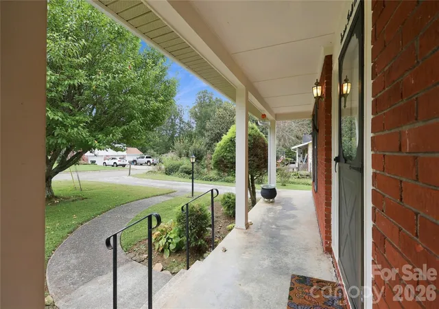 Photo 2 of Single family home for sale at 1641 Camelot Dr, Hendersonville, NC 28739 | MLS# 4418926 | Listing updated on 2026-10-06