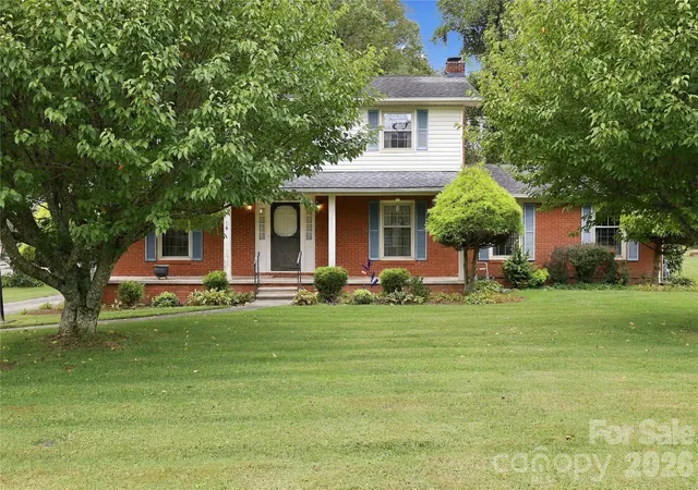 Photo 3 of Single family home for sale at 1641 Camelot Dr, Hendersonville, NC 28739 | MLS# 4418926 | Listing updated on 2026-10-06