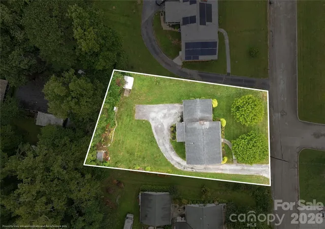 Photo 3 of Single family home for sale at 1641 Camelot Dr, Hendersonville, NC 28739 | MLS# 4418926 | Listing updated on 2026-10-06