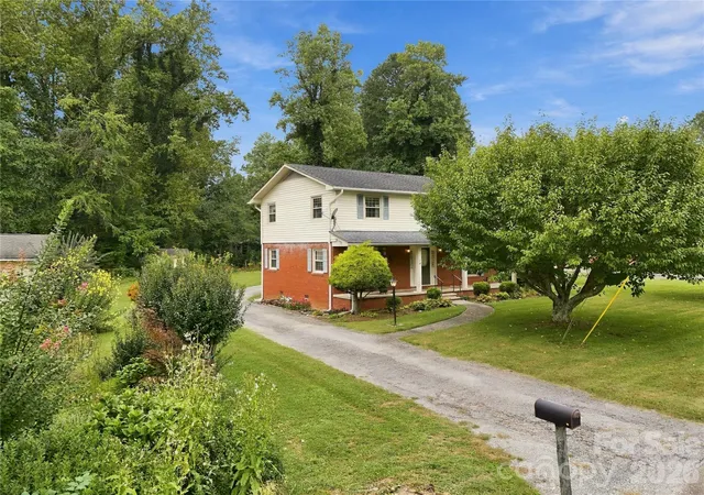 Photo 4 of Single family home for sale at 1641 Camelot Dr, Hendersonville, NC 28739 | MLS# 4418926 | Listing updated on 2026-10-06