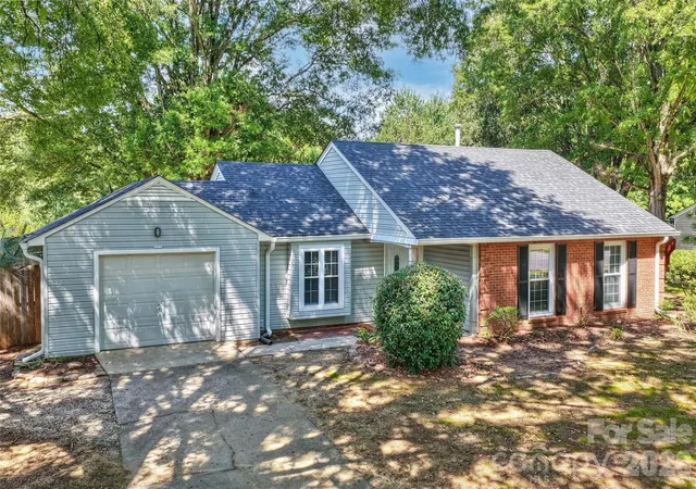 Photo 2 of Sale Pending at 6422 Pineburr Rd, Charlotte, NC 28211 | MLS# 4418937 | Listing updated on 2026-08-30