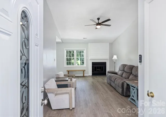 Photo 3 of Sale Pending at 6422 Pineburr Rd, Charlotte, NC 28211 | MLS# 4418937 | Listing updated on 2026-08-30