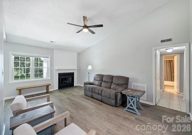 Photo 4 of Sale Pending at 6422 Pineburr Rd, Charlotte, NC 28211 | MLS# 4418937 | Listing updated on 2026-08-30