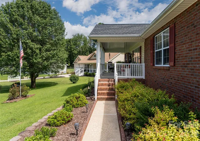 4th image of 40 Meadow Dr, Horse Shoe, NC 28742 | MLS# 4418945