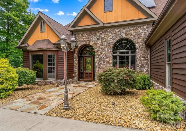 Photo 4 of Single family home for sale at 293 Bear Cliff Dr, Nebo, NC 28761 | MLS# 4419000 | Listing updated on 2026-10-12