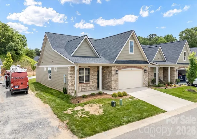 Photo 1 of Townhouse for sale at 827B Wynnshire Dr #66, Hickory, NC 28601 | MLS# 4419001 | Listing updated on 2026-09-28