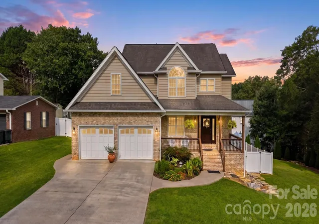 Photo 2 of Single family home for sale at 6011 Dockside Dr, Hickory, NC 28601 | MLS# 4419004 | Listing updated on 2026-09-08