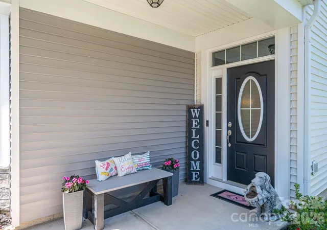 Photo 3 of Single family home for sale at 424 Planters Wy, Mount Holly, NC 28120 | MLS# 4419015 | Listing updated on 2026-09-26