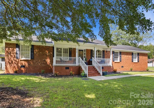 Photo 1 of Single family home for sale at 815 Lakeside Cir, Lancaster, SC 29720 | MLS# 4419047 | Listing updated on 2026-08-28