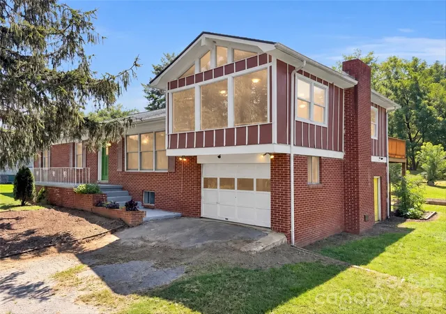 Photo 2 of Single family home for sale at 29 Colony Ln, Waynesville, NC 28786 | MLS# 4419104 | Listing updated on 2026-09-17
