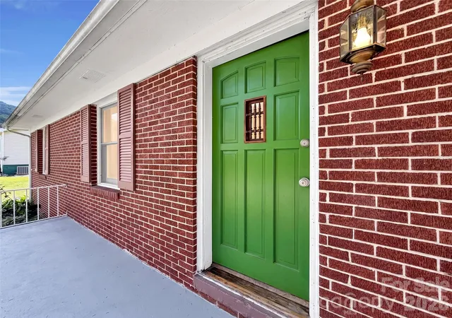 Photo 3 of Single family home for sale at 29 Colony Ln, Waynesville, NC 28786 | MLS# 4419104 | Listing updated on 2026-09-17